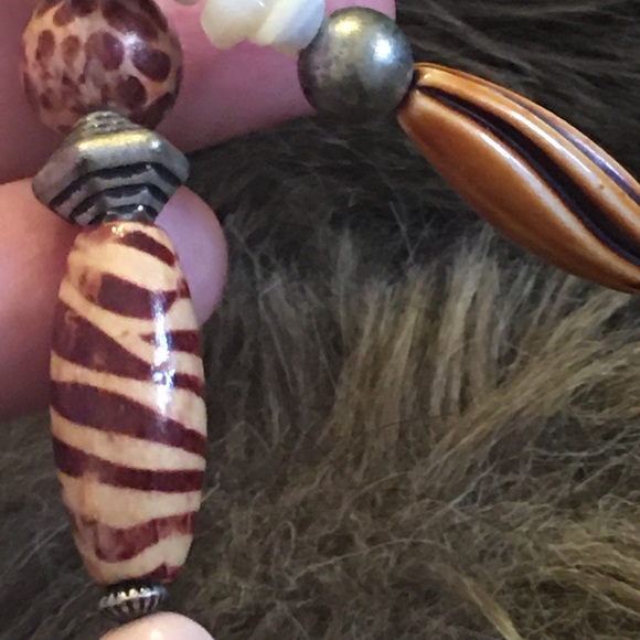 Animal print theme multi material bead necklace - Picture 6 of 8